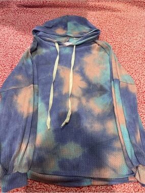 Pink Lily Men’s Blue and Pink Tie-Dye Waffle-Knit Hooded Sweater